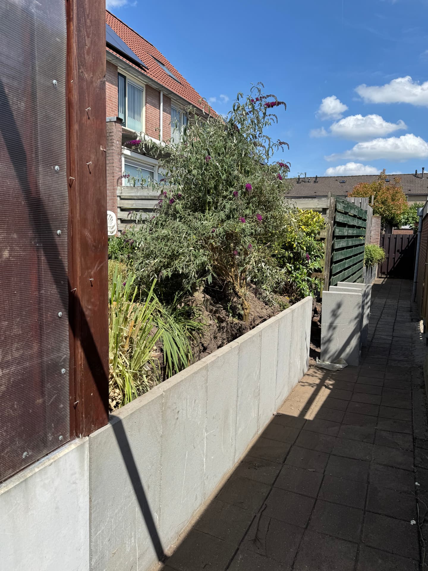 Nieuwe betonnen keerwand